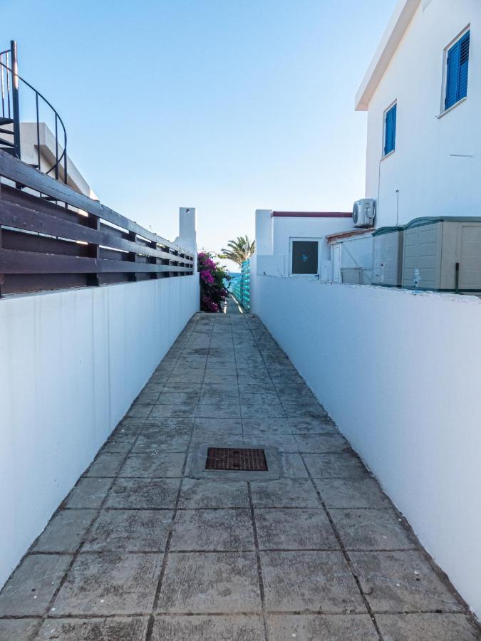 Greek Island Style 2 Bedroom Villa With Pool Next To The Sea Lárnaka Kültér fotó