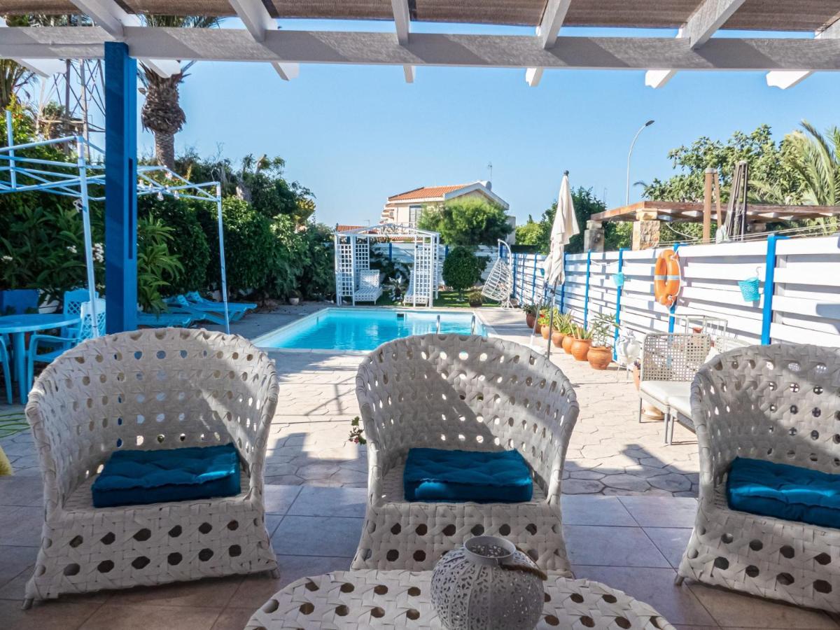 Greek Island Style 2 Bedroom Villa With Pool Next To The Sea Lárnaka Kültér fotó